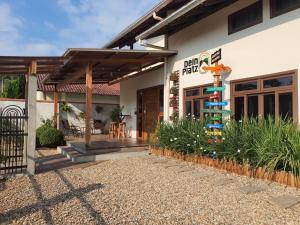 廷博Dein Platz Pousada的一家在建筑物侧面有招牌的餐厅