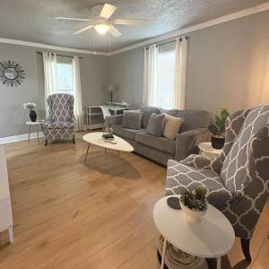 una sala de estar con un sofá y una mesa en Cozy Stay 5 Min Ft Hood, en Killeen