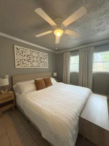 Un dormitorio con una cama con ventilador de techo. en Cozy Stay 5 Min Ft Hood, en Killeen 18 fotos más