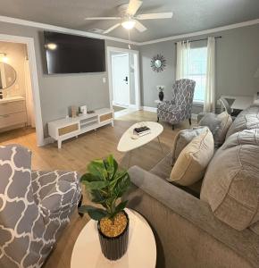 una sala de estar con un sofá y una mesa en Cozy Stay 5 Min Ft Hood, en Killeen