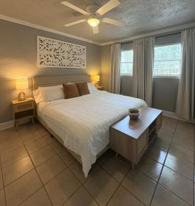 Un dormitorio con una cama grande y un ventilador de techo. en Cozy Stay 5 Min Ft Hood, en Killeen