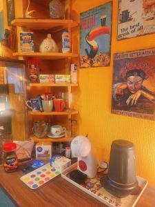 une cuisine avec un comptoir et un comptoir dans l'établissement whole house, à Budapest
