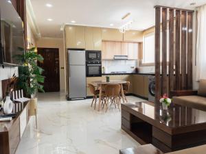 a kitchen and living room with a table and a couch at Appart de charme au centre d'Oujda in Oujda