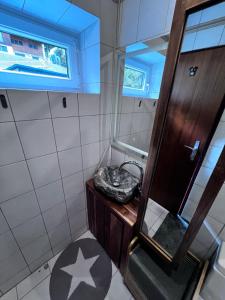 Ένα μπάνιο στο White Rabbit Apartment