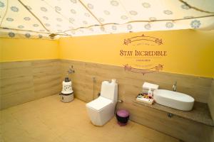Un baño con un inodoro blanco y un lavabo. en Stay Incredible Camp, en Sām 23 fotos más