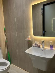 Ένα μπάνιο στο شقق فندقية بتصميم هادئ