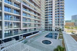 La alberca dentro o cerca de Maryah Vista 1BR with Balcony