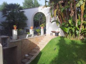 レッチェにあるA casa di Marleyのアーチ道と芝生の庭のある庭園