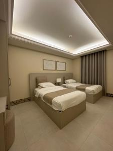 een slaapkamer met twee bedden en een dakraam bij Alarjan Dream in Riyad +29 foto's