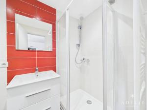 ein Badezimmer mit einem weißen Waschbecken und einer Dusche in der Unterkunft Duplex refait à neuf 4/6 pers, proche remontées - FR-1-398-544 in La Rosière + 7 Fotos