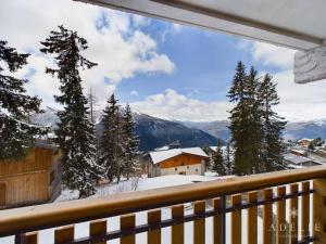 einen Balkon mit Blick auf einen verschneiten Berg in der Unterkunft Duplex refait à neuf 4/6 pers, proche remontées - FR-1-398-544 in La Rosière