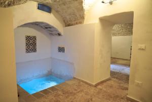 オストゥーニにあるCasa Giardino - RELAX, VISTA, MAGIA nel CUORE BIANCO di OSTUNIの建物の真ん中にある浴槽のある部屋