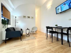 蒂米什瓦拉Le Mignion的配有桌椅和电视的客厅