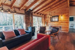 a living room with a couch and a table at Aldea Molco El Pellin in Villarrica