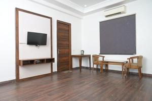 Una televisión o centro de entretenimiento en Hotel Dev Sagar & Restaurant
