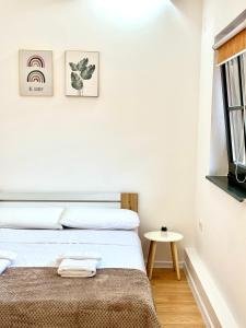 蒂米什瓦拉Le Mignion的带床和桌子的卧室