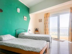 Postel nebo postele na pokoji v ubytování Elegant Oceanfront Apartment with Coastal Charm S11