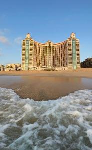 アレクサンドリアにあるCozy Apartment On San Stefano Grand Plaza Towersの雪が降るビーチから見たホテルの眺め