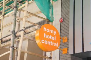 ein Schild, auf dem steht, dass Honighotel zentral in einem Gebäude liegt in der Unterkunft Homy Central in Hongkong