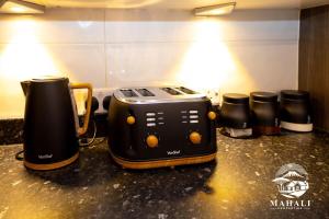 Příslušenství pro přípravu čaje a kávy v ubytování Stay Mahali - Central 2BR City Gem