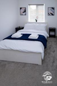 Postel nebo postele na pokoji v ubytování Stay Mahali - Central 2BR City Gem