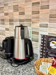 eine Kaffeemaschine auf einer Theke neben einem Korb in der Unterkunft Ayshira Aparts in Kemer