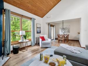 una sala de estar con un sofá y una mesa en Trail Creek Unit 44, en Killington