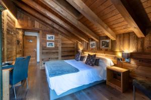 Una cama o camas en una habitación de L'Abri des Amis