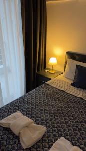 ein Hotelzimmer mit einem Bett mit zwei Kissen darauf in der Unterkunft Ayshira Aparts in Kemer