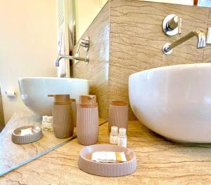 a bathroom with a sink and a white bowl at Il nido di Sonia - Wi-Fi, aria condizionata e free park in Asti