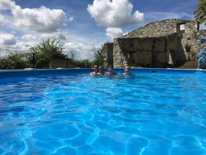 2 persone che nuotano in una piscina blu di Chateau de Lamothe d'Anthe a Tournon-dʼAgenais