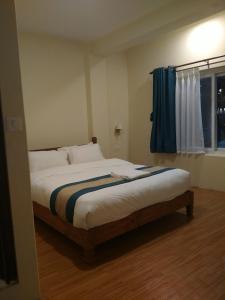 a large bed in a room with a window at Hotel the valley view in Muktināth