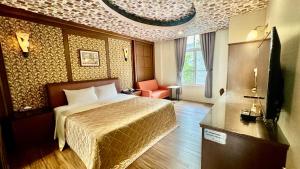 a hotel room with a bed and a television at 意大利溫泉會館 in Jiaoxi