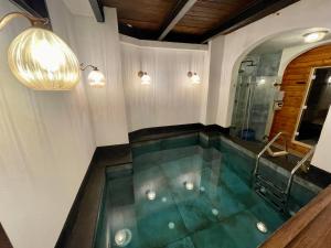 Πισίνα στο ή κοντά στο The Urban Chalet