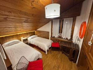 a room with two beds in a wooden cabin at Apartment 5 Torri, parcheggio in garage in Cortina dʼAmpezzo
