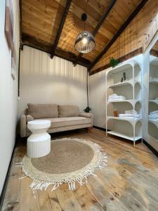 Ruang duduk di The Urban Chalet +50 gambar