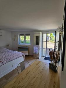 Ένα ή περισσότερα κρεβάτια σε δωμάτιο στο Studio cosy, avec entrée privée, calme, 15 min de Lyon, possibilité facture