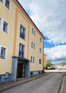 un gran edificio amarillo en el lateral de una calle en Apartmán v Trutnově, en Trutnov