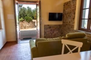 Televisyen dan/atau pusat hiburan di Appartamento in Villa con Jacuzzi