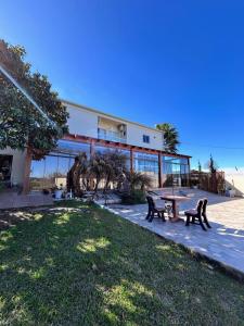 a building with a picnic table and benches next to the beach at Hotel Pousada Friedenau in Hulha Negra