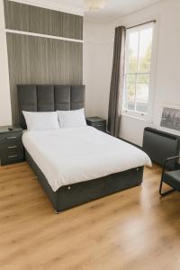 ロンドンにあるBethnal Green Nestの大きなベッドと窓のある寝室