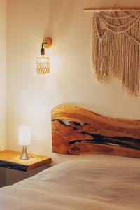 Un dormitorio con una cama con un cuadro en la pared. en Aldea Molco Cabaña PEWEN, en Villarrica