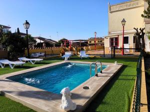 een zwembad met een hond in een tuin bij Finca los Barrancos in Lepe