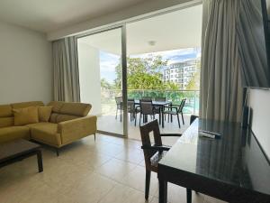 リオ・アトにあるBeach Apartment At Nikki Residences 2 Bedroomのソファとテーブルのあるリビングルーム