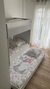 a bedroom with two bunk beds in a room at Appartement 7 pers à Disneyland Paris in Chessy