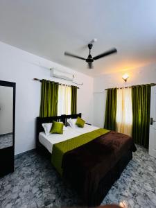 Ένα ή περισσότερα κρεβάτια σε δωμάτιο στο Ravi's beach villa