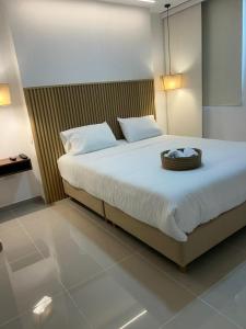a bedroom with a bed with a basket on it at Vicmag House Barranquilla in Barranquilla