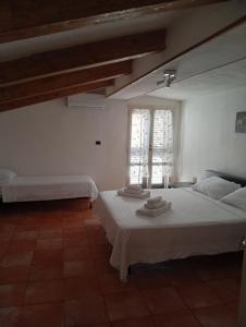 Un dormitorio con dos camas y una ventana. en Casa Navacchio, en Navacchio