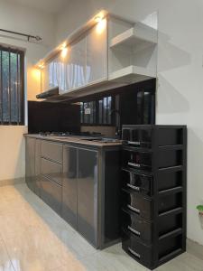 a kitchen with a stove and a counter top at Highway View Transit Kiribathgoda in Kiribathgoda