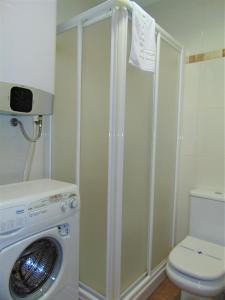 カレタ・デ・ベレスにあるTerrasol Pirámides Puerto Blancoのバスルーム(洗濯機、トイレ付)